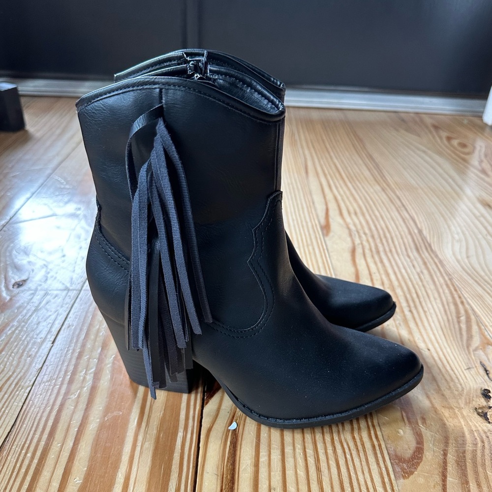 Fringe booties Black